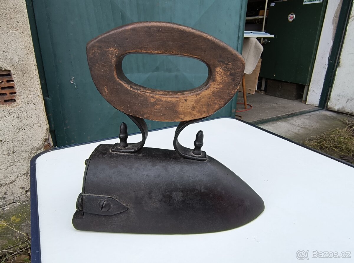 Starožitná žehlička