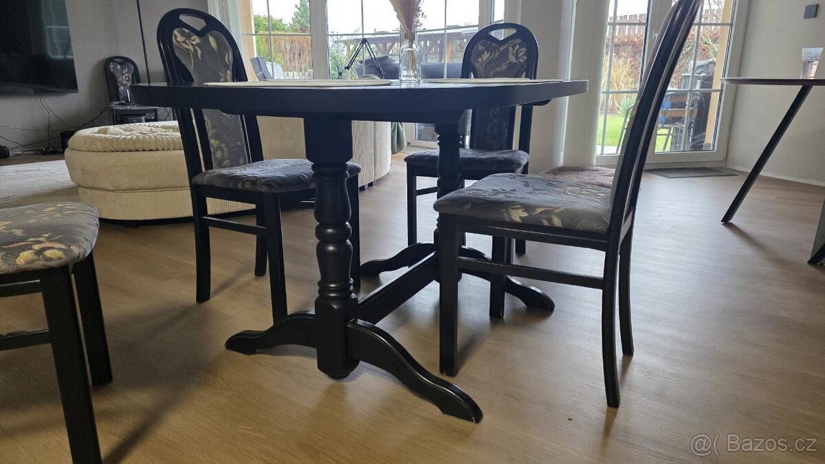 Set rustikálního dřevěného stolu se 6 čalouněnými židlemi
