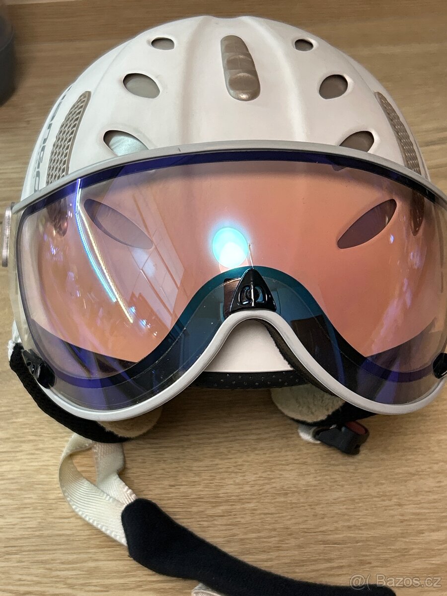 Dámská lyžařská přilba se stitem