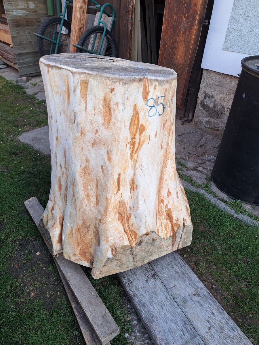 Lipový kmen pro řezbáře