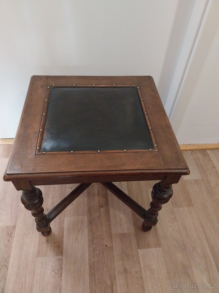 Dřevěná židle (sedák) s kůží