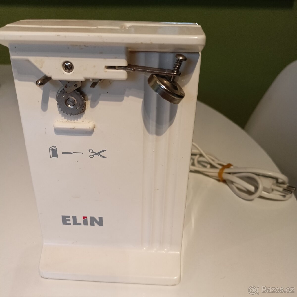 Elektrický otvírač konzerv a brousek na nože a nůžky