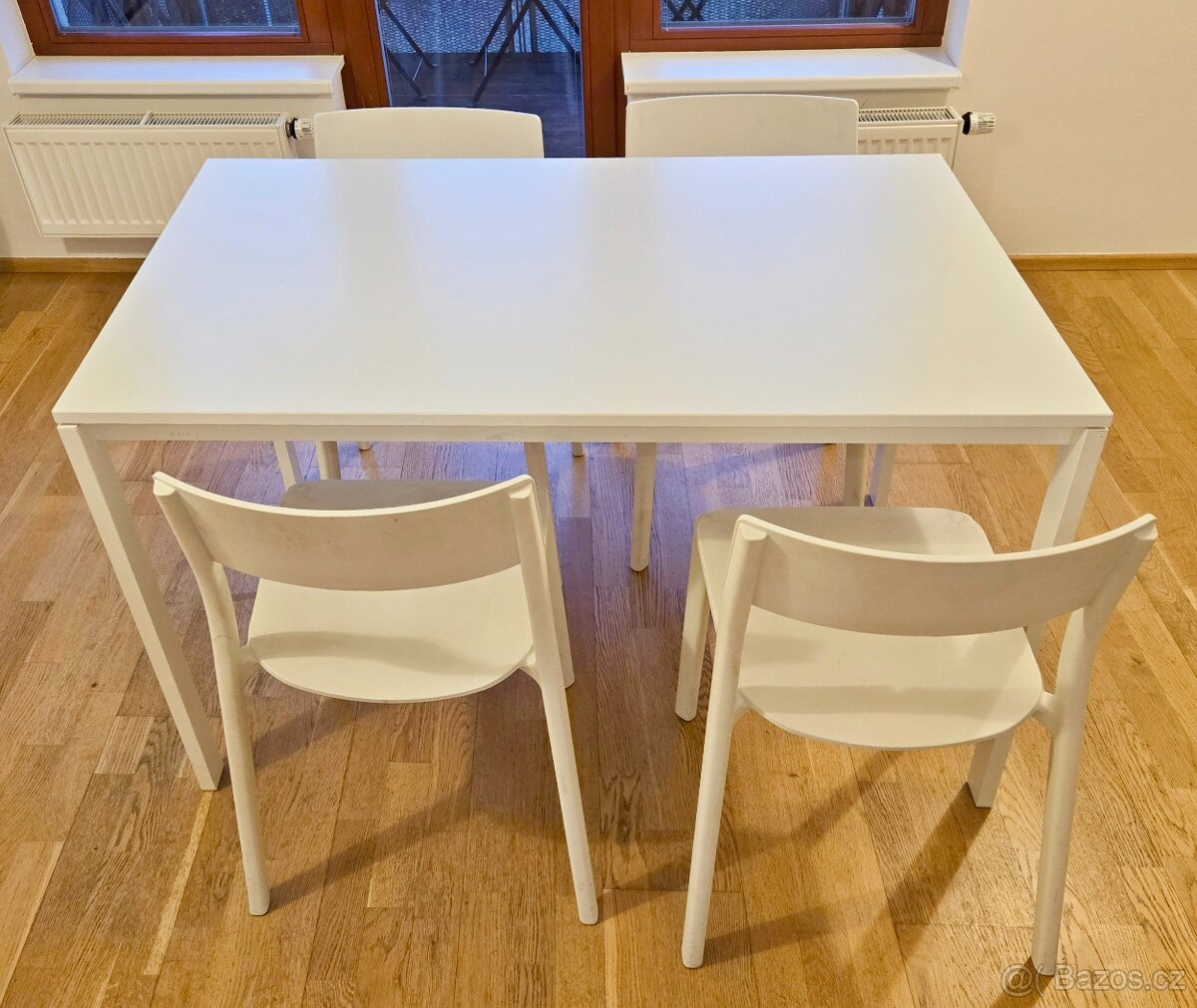 Jídelní stůl, 4 židle, bílé