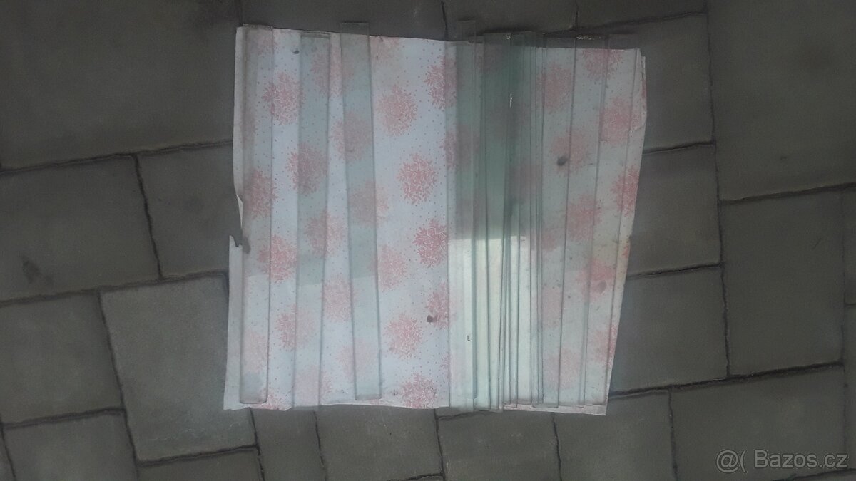 Skleněné pásky na starý kredenc.