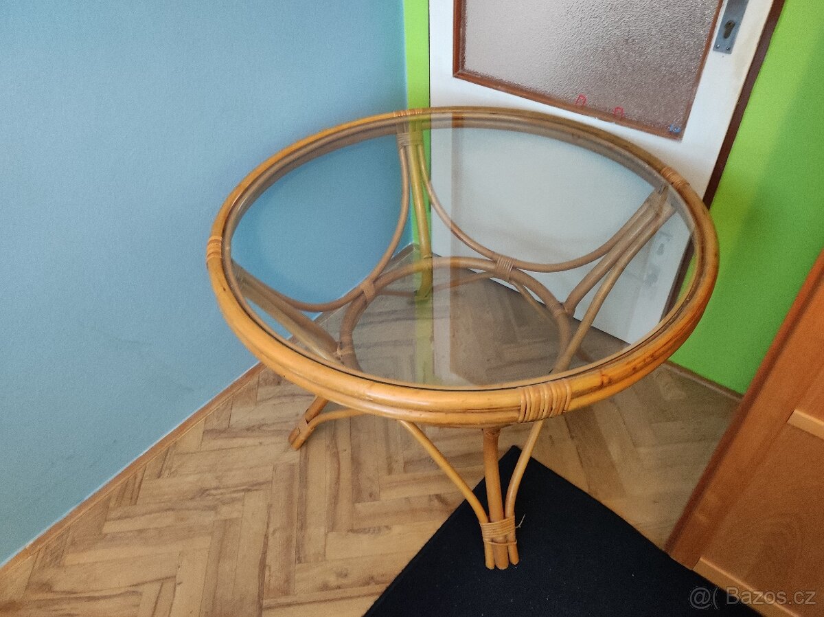 Sada ratanového nábytku - prosklený stůl a dvě židle