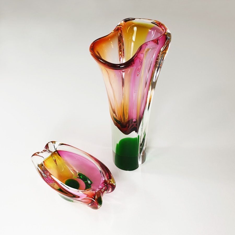 Hutní sklo, barevná skleněná váza a popelník