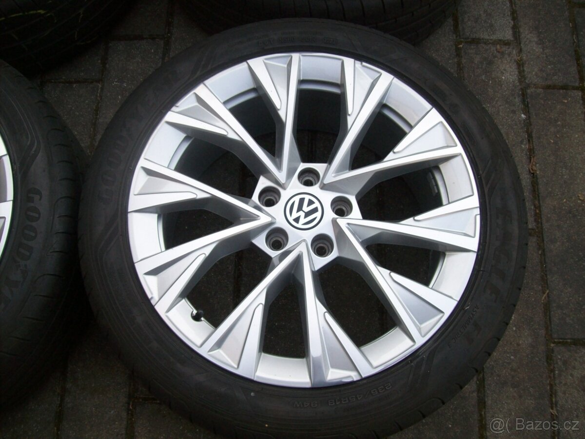 Alu kola Superb III Passat B8 18" letní GY F1 235.45.18