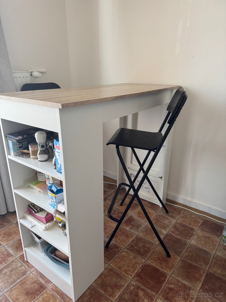 Barový stůl a dvě židle
