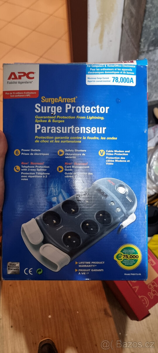 Přepěťová ochrana APC SurgeArrest (prodlužka)