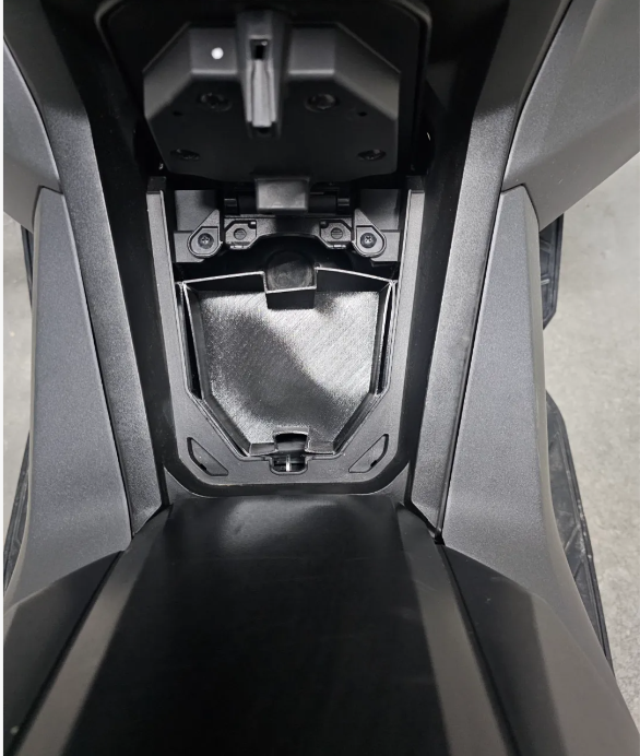 Honda ADV350 přihrádka na klíče