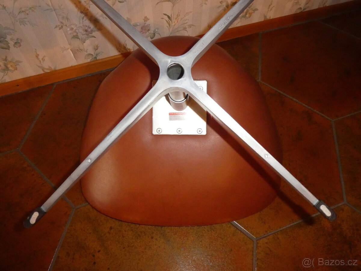 Fritz Hansen Arne Jacobsen Swan Chair křeslo labutí kůže koň
