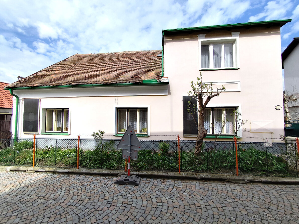 prodej 1/2 Domu + velká zahrada a garáž  k tomu.