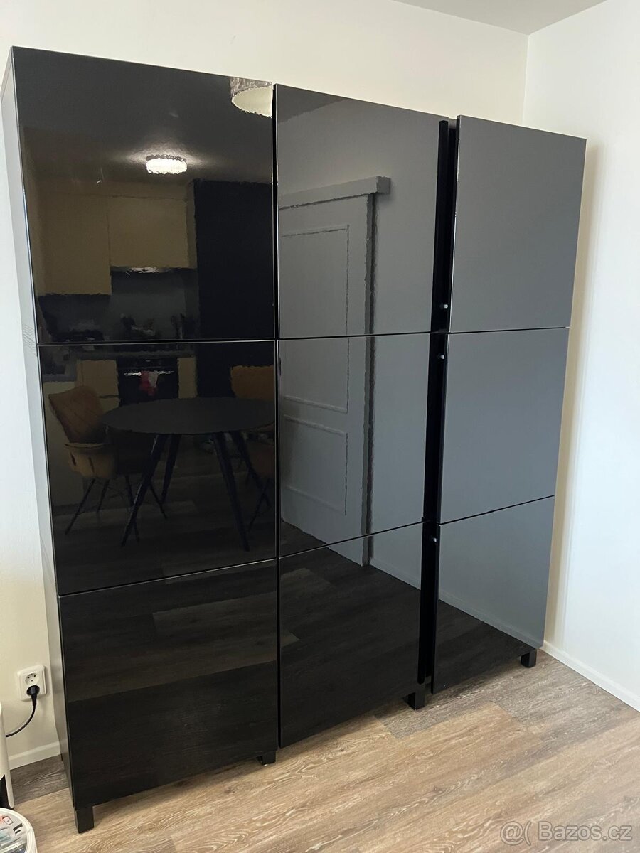 sestavená skříň se skřínek Bestã Ikea