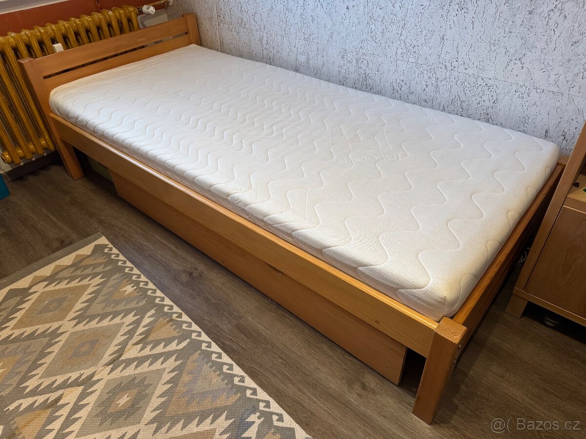 Dvě postele z masivu (s rošty, matracemi a šuplíkem)