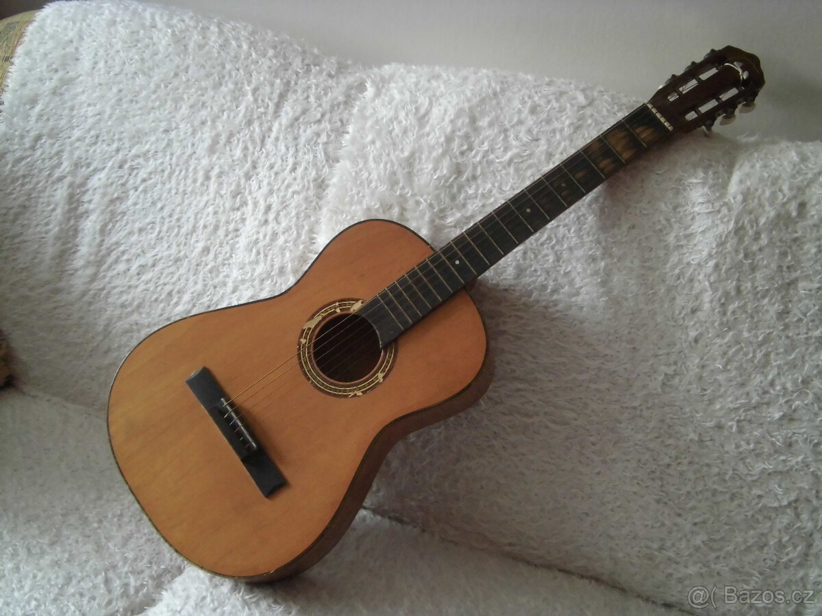 Kytara na vandr k ohni