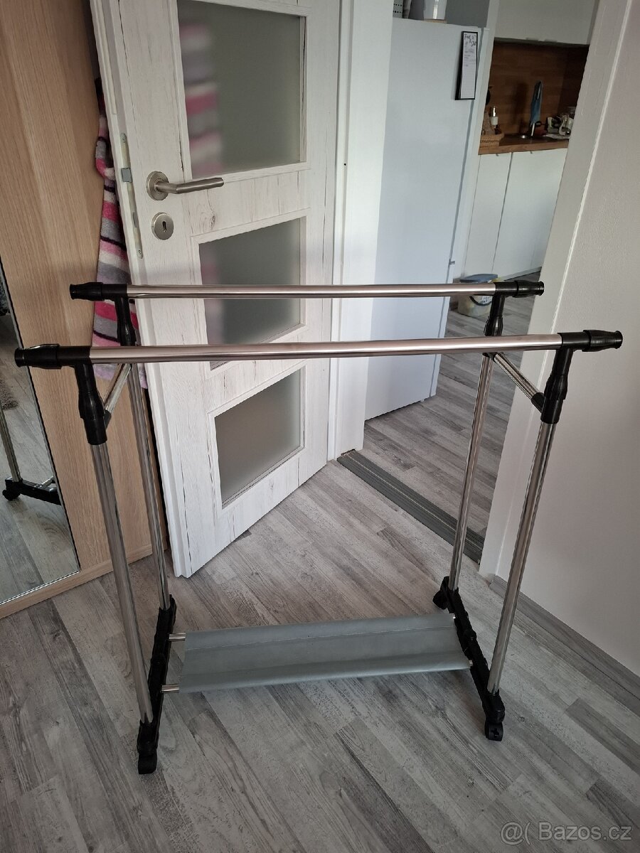 Pojízdný stojan na oděvy duo