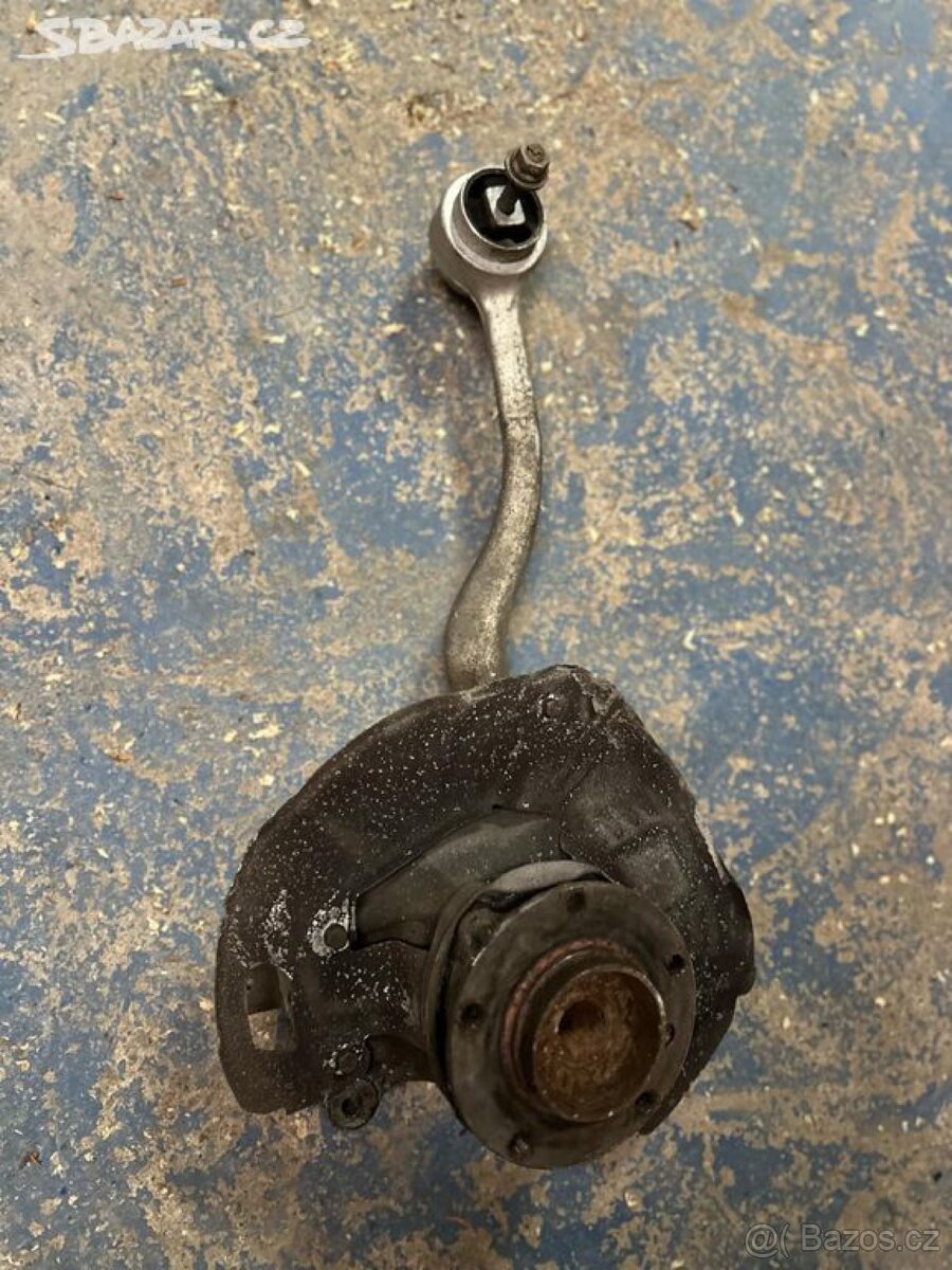 Pravá přední těhlice BMW E39 328i