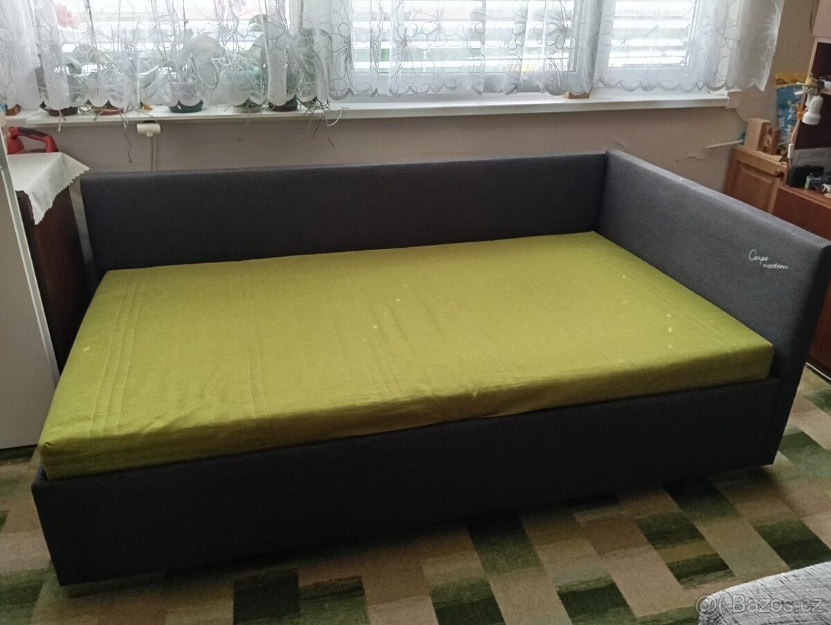 Postel s úložným prostorem