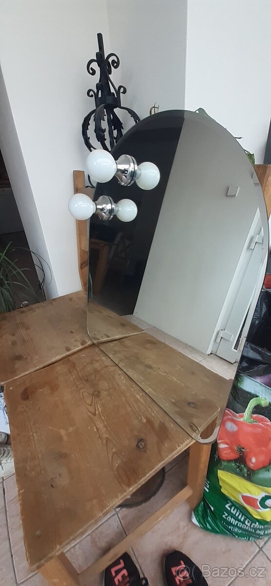 Zrcadlo s vlastním osvětlením