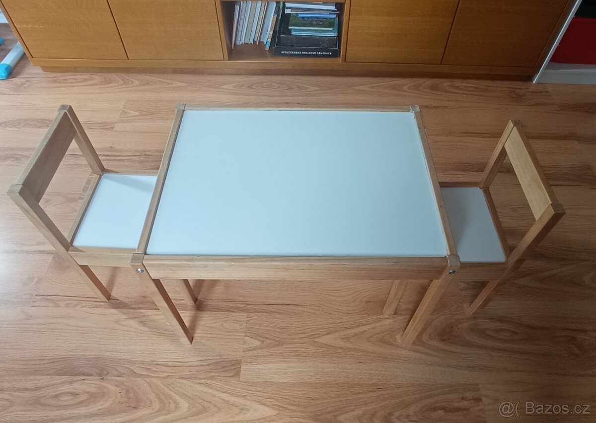 Dětský stolek a 2 židle