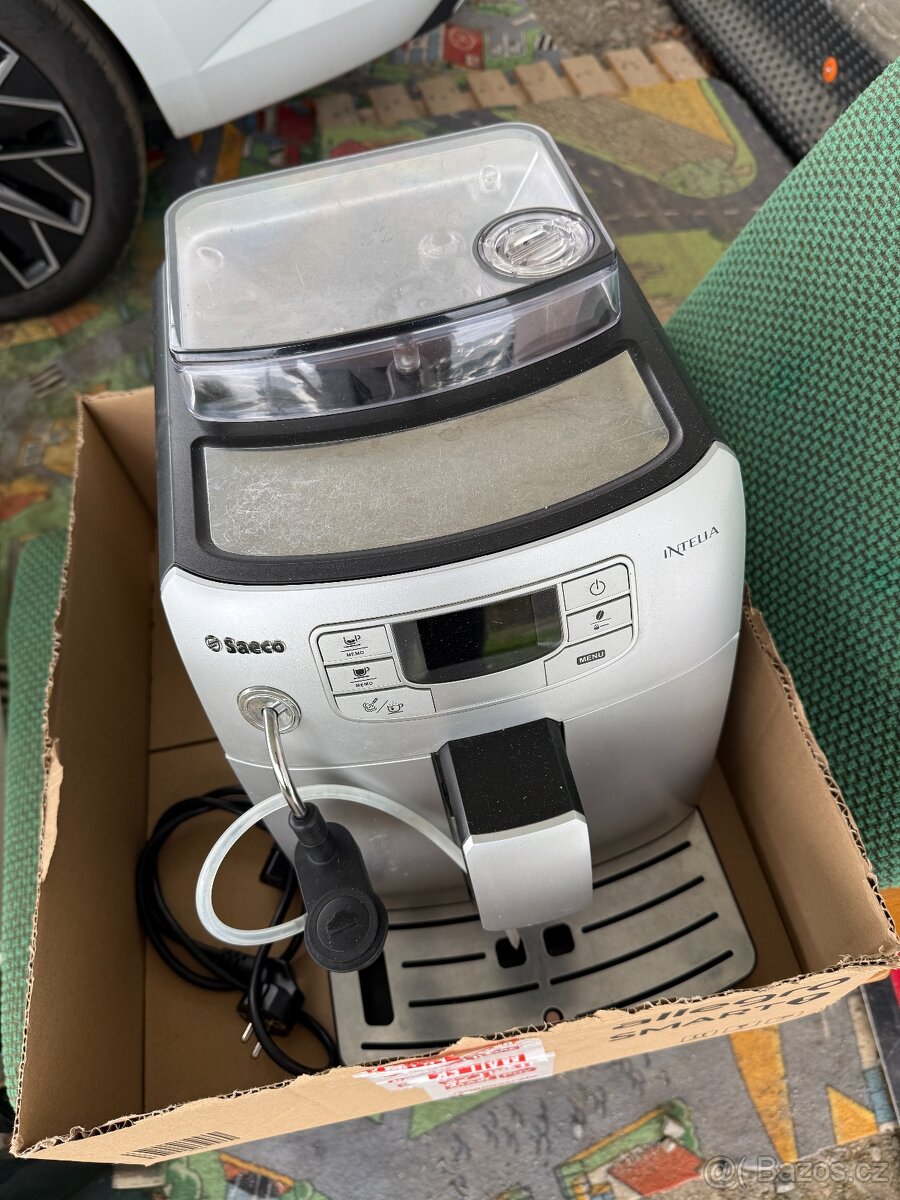 Kávovar Saeco Intelia HD 8752