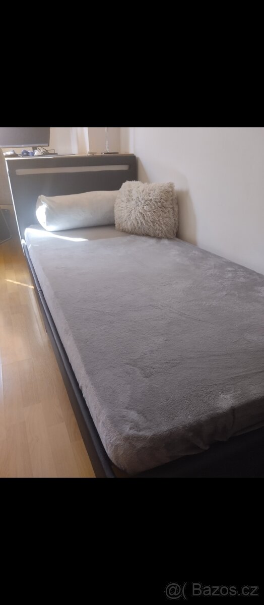 Postel s osvětlenim