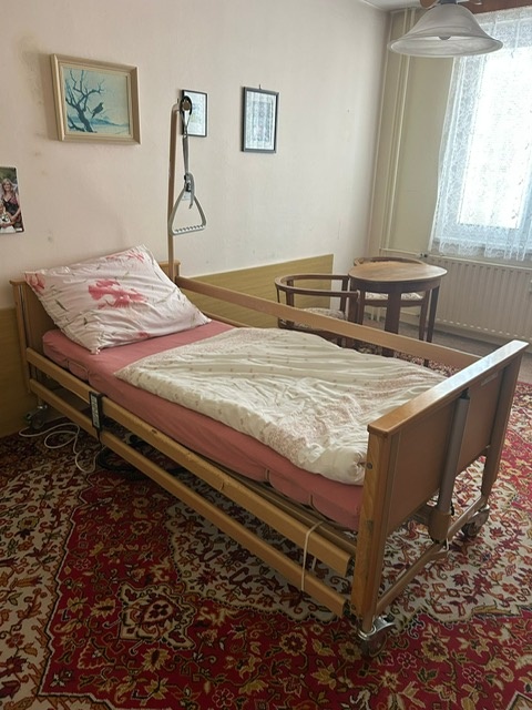Elektronická zdravotní polohovací postel