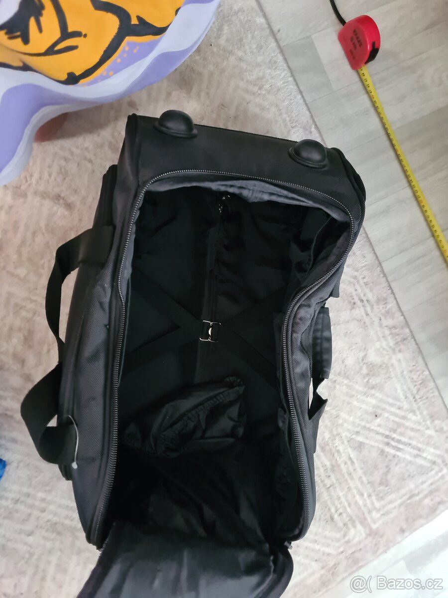 Středně velký látkový kufr, kolečka a madlo