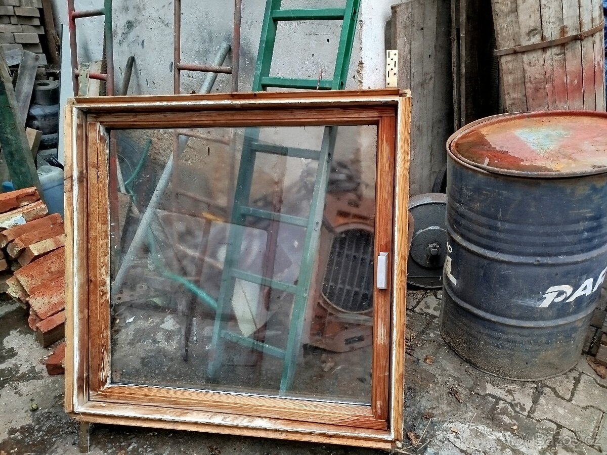 Okno střešní dřevěné Velux s roletou