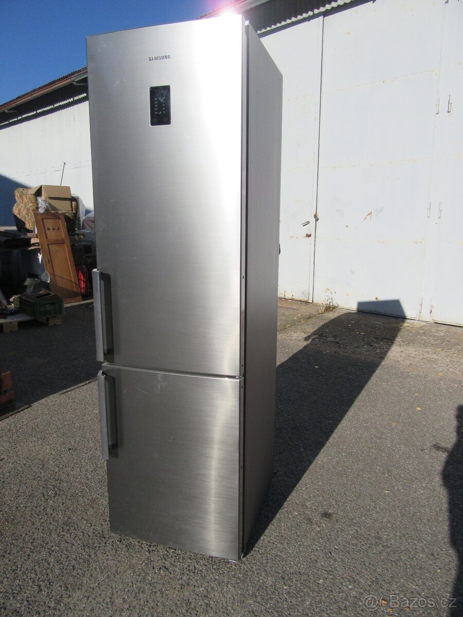 Nabízím Lednici Samsung model RB37J5329SS. Málo chladí. Pro