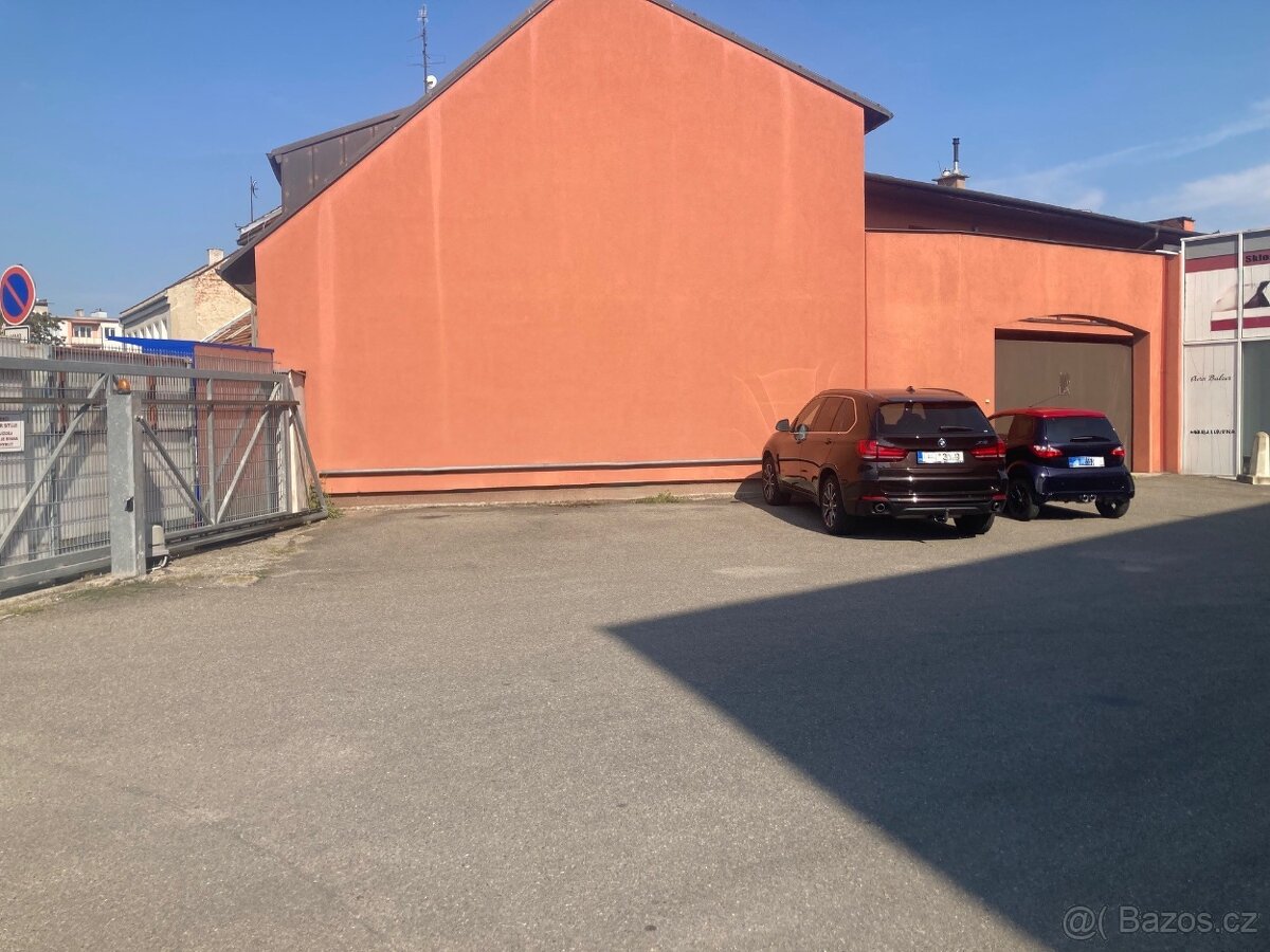 Pronajmu parkovací plochu v uzavřeném areálu v centru města