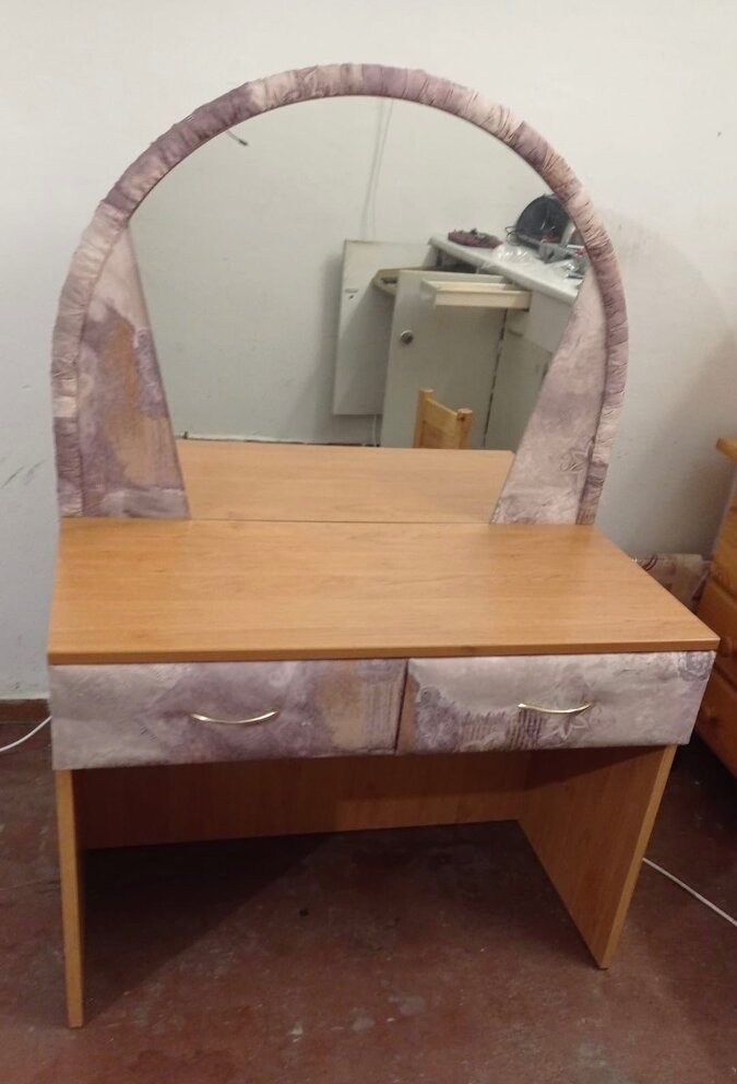 Kosmetický/toaletní stolek