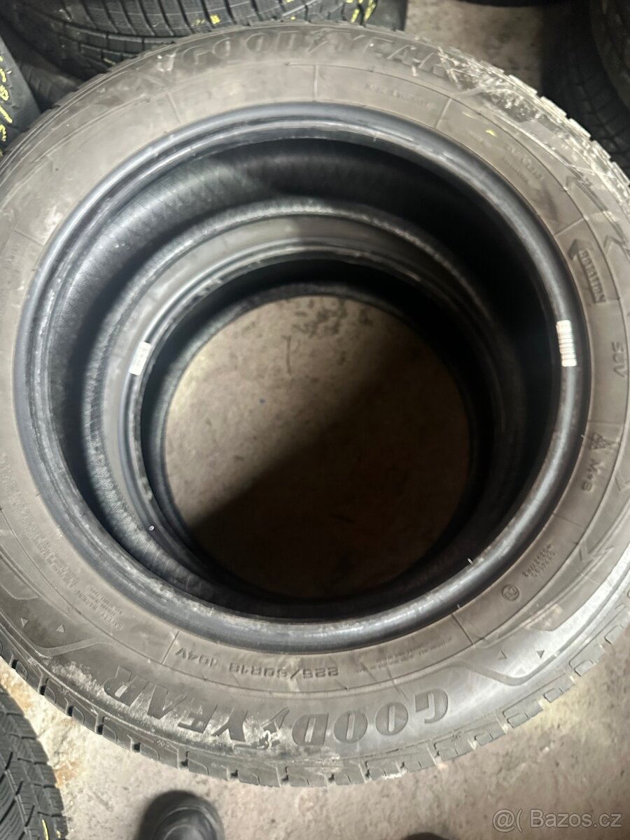 Good Year 225/60R18 104 v