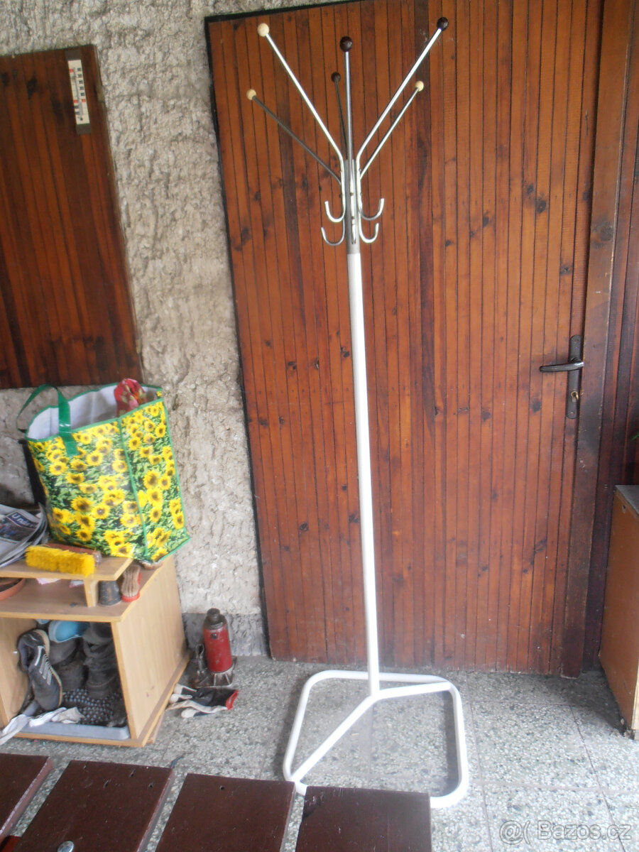 STAROŽITNÝ OTOČNÝ STOJÍCÍ VĚŠÁK NA OBLEČENÍ
