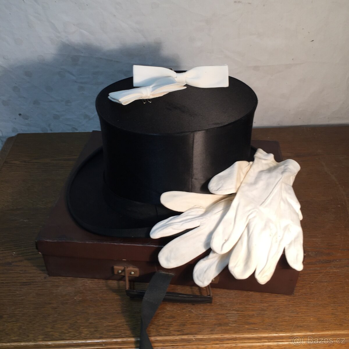 secesní cylindr starý skládací hedvábný klobouk rukavice