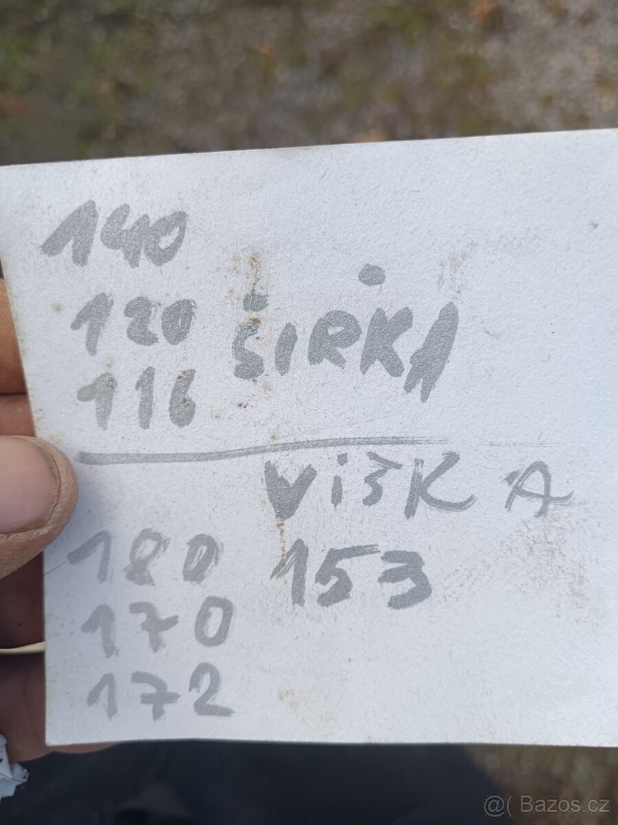 Dvoje dvoukřídlé vrata na motorky.,