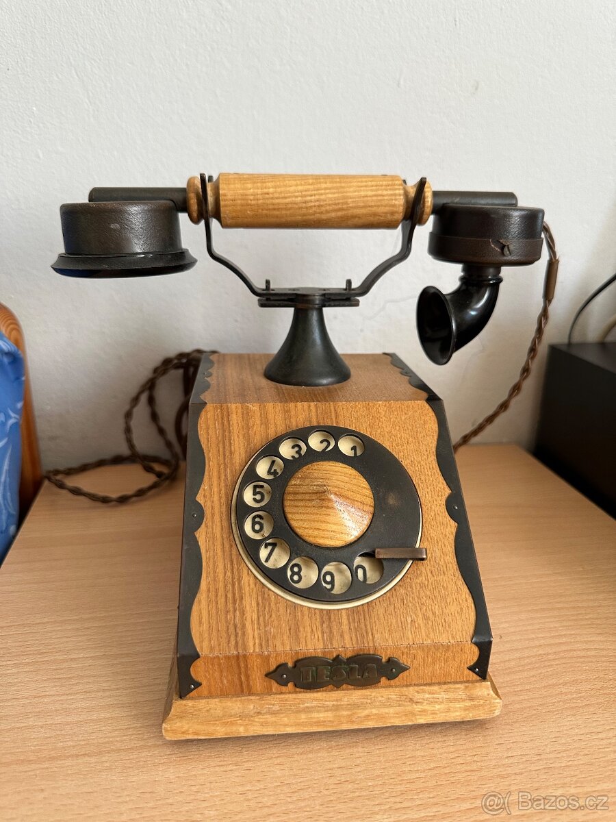 Starý dřevěný telefon Tesla