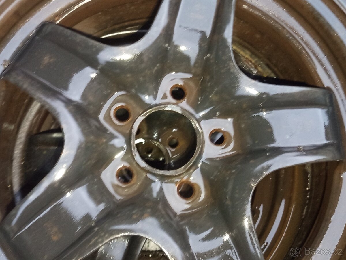 Prodám Plecháče na Ford Plecháče jsou 16 cena za jedno kolKč