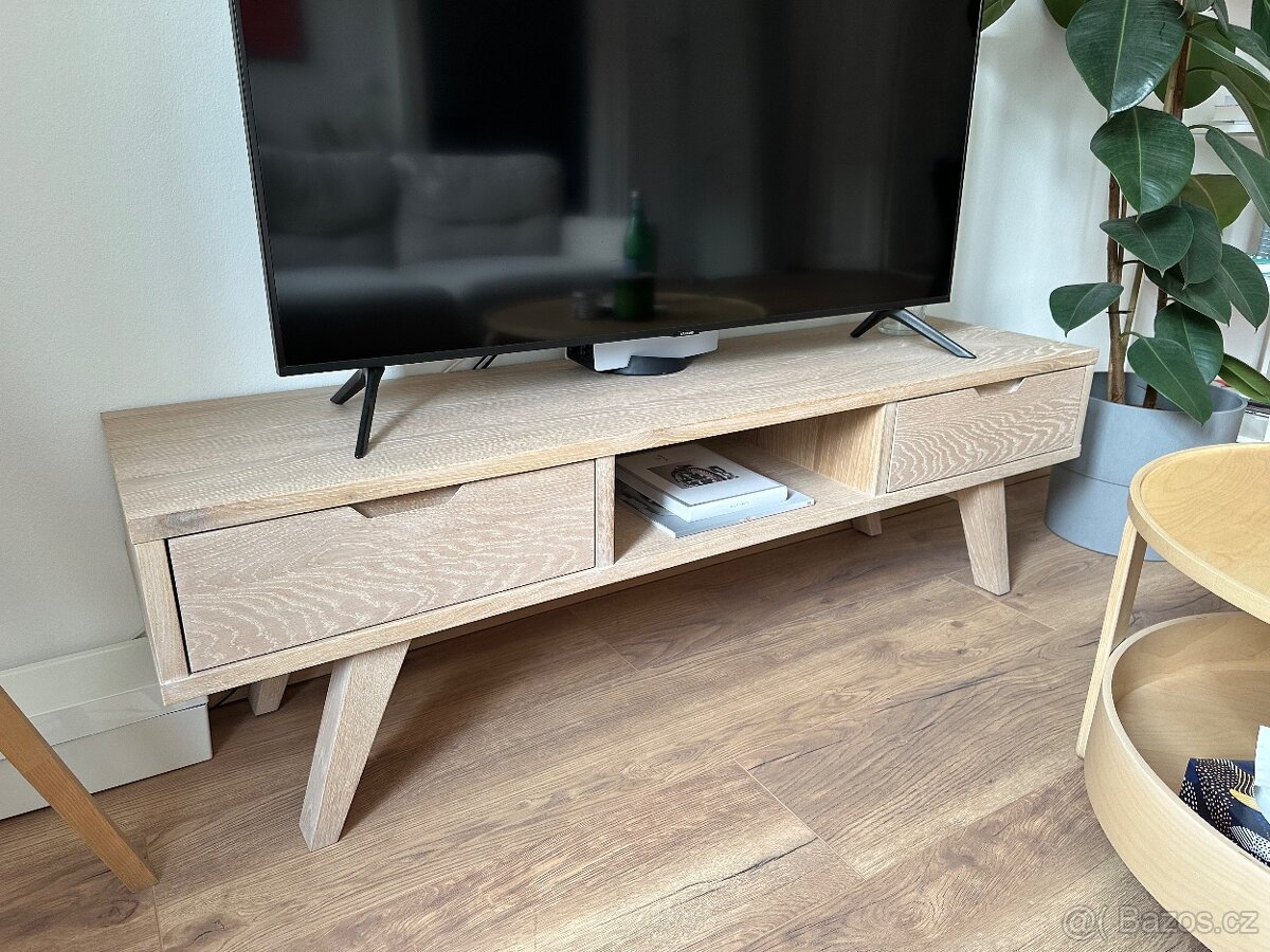 TV stolek, dub masiv (rychlé jednání=sleva)