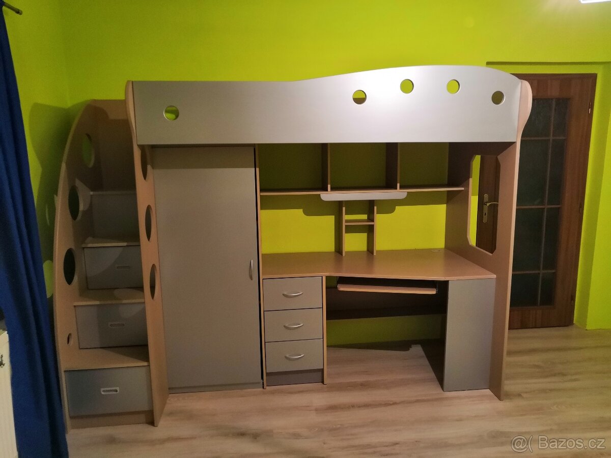 Patrová postel s psacím stolem a skříní.
