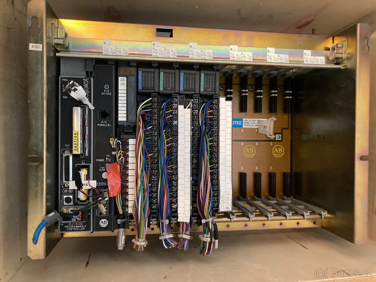 Programovací kontroler PLC-5/20 Allen Bradley v racku