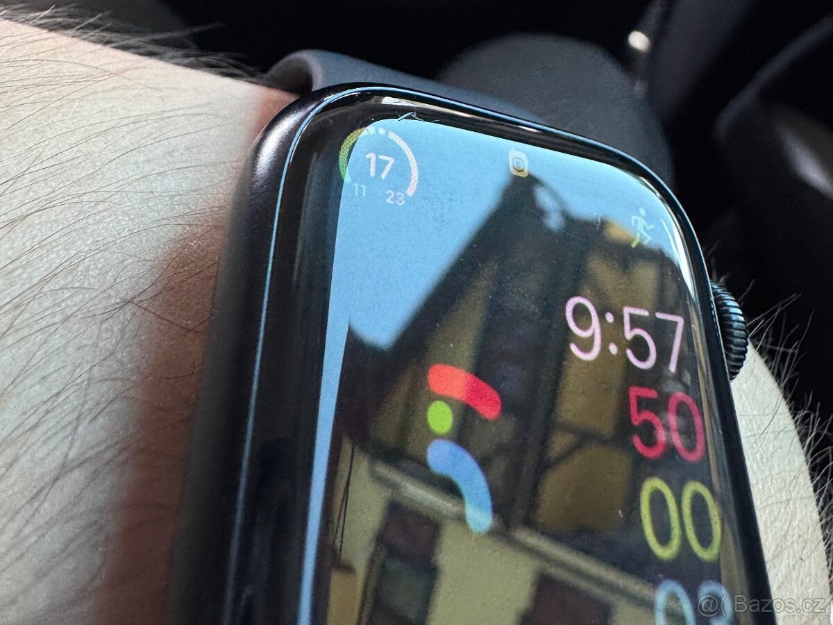 Apple Watch Series 8, GPS, 41mm z temně inkoustového hliníku