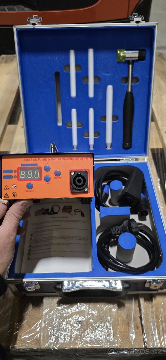 Přístroj na odstranění promáčklin bez lakování