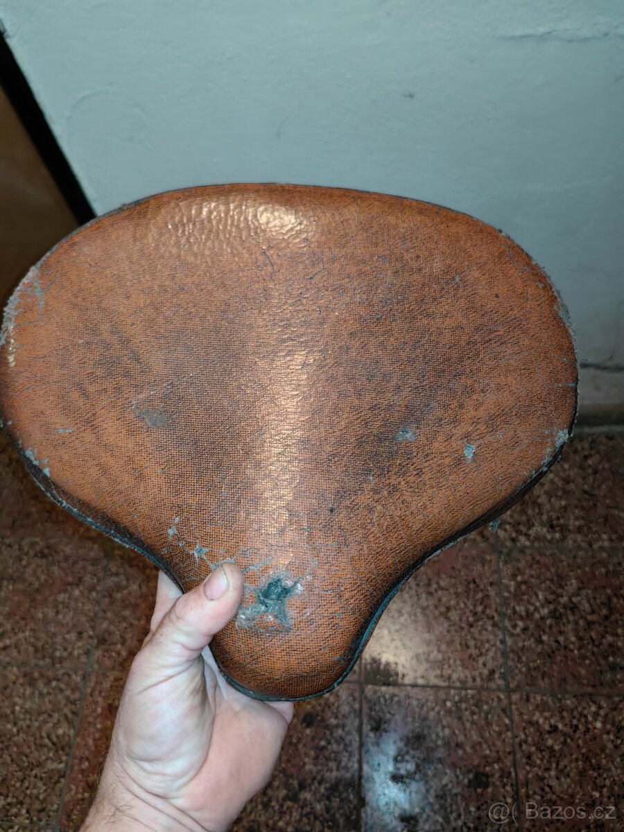 Jawa perak sedlo řidiče