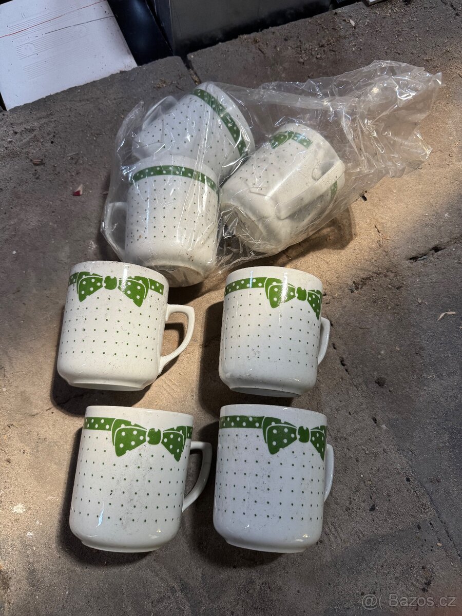 Retro hrnek zelena mašle