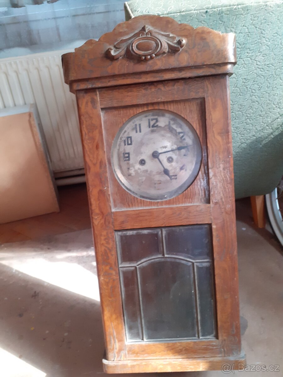 Dvoje  starožitné  nástěnné  kyvadlové  hodiny