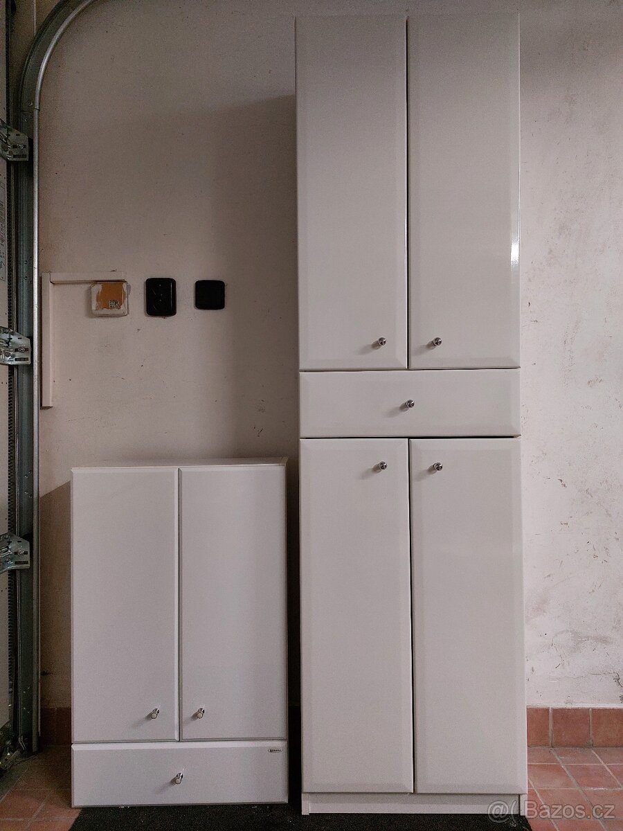 Dvě koupelnové skříňky, bílé