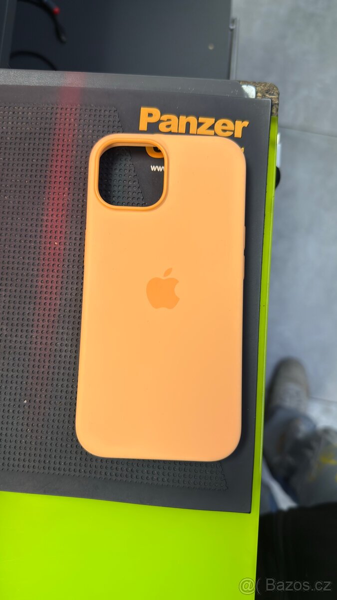 Originální Apple silikonový kryt na iPhone 15 – oranžový