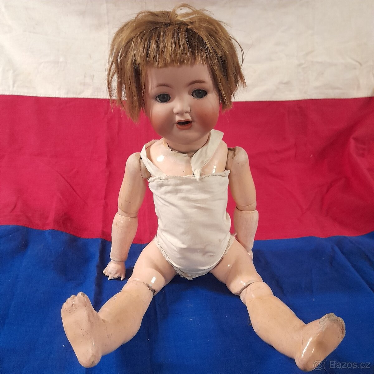Stará porcelánová panenka