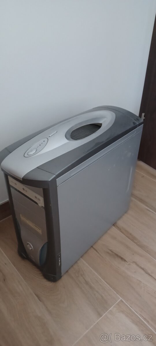 stolní počítač šedý